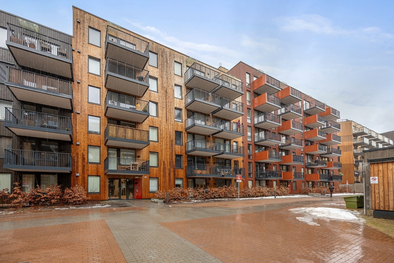 Området er preget av moderne boligbebyggelse og pent opparbeidede uteområder. Galleribilde