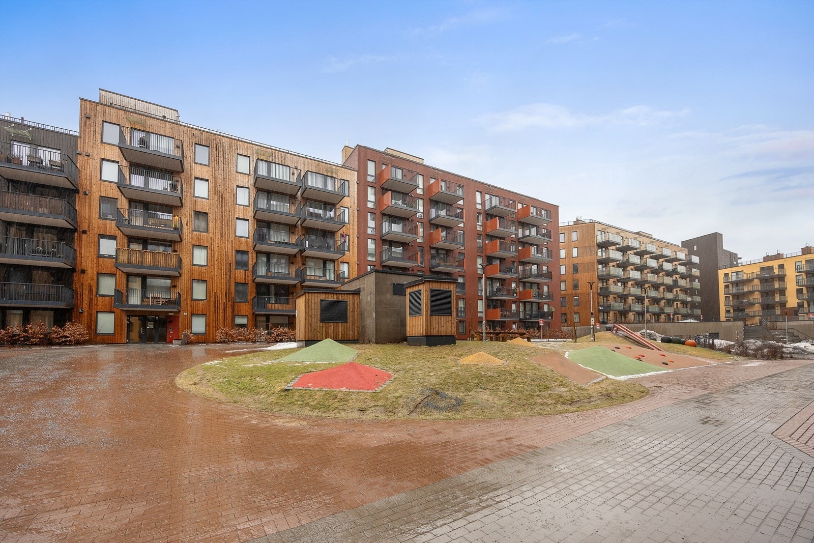 Borettslaget har velholdte fellesarealer med lekeplass for de minste. Galleribilde