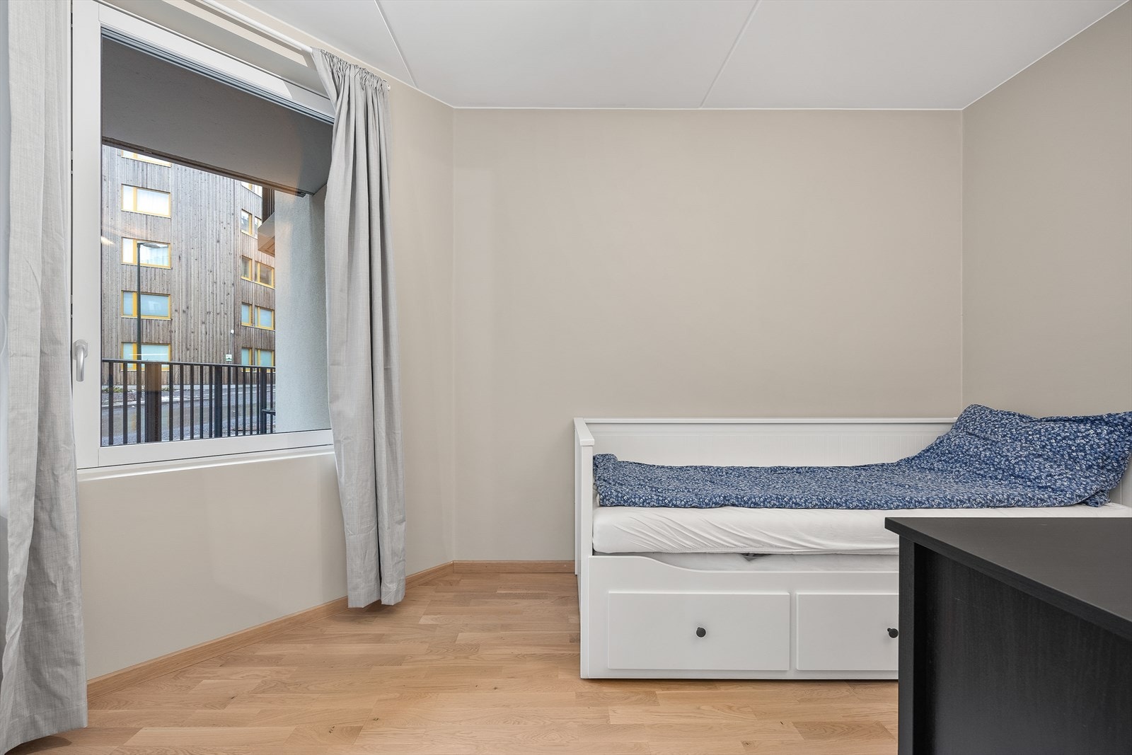 Soverommet er lyst og vender ut mot et rolig område av borettslaget. Galleribilde