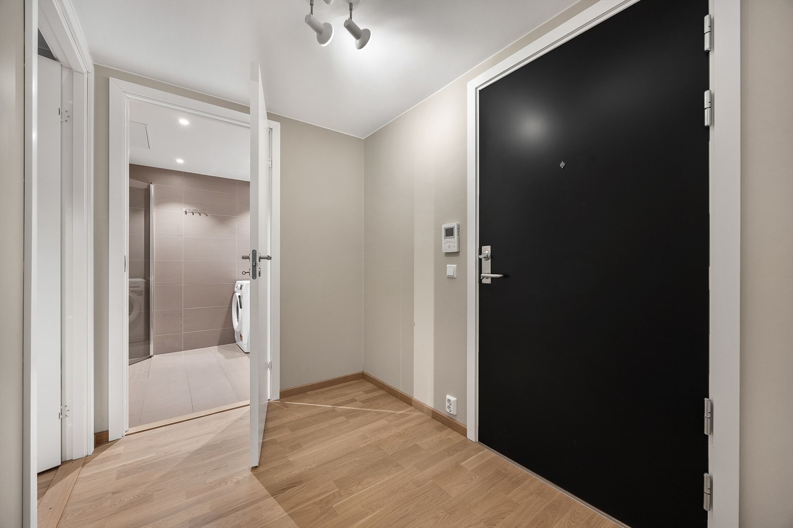 Fra gangen er det direkte tilgang til leilighetens bad og stue. Galleribilde