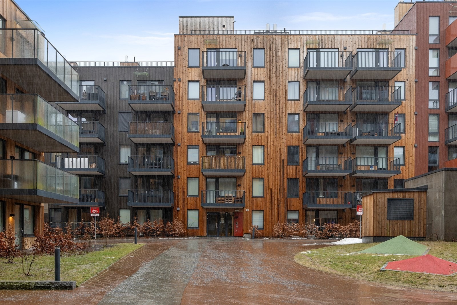 Fasaden kombinerer trekledning og pussede overflater, som gir et variert og moderne uttrykk. Galleribilde