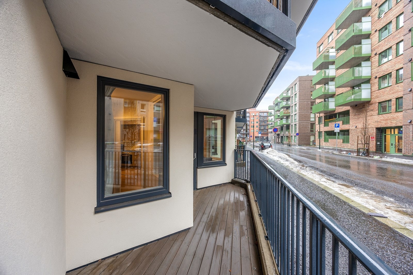 Terrassen er overbygget, noe som gir ly for vær og vind. Galleribilde