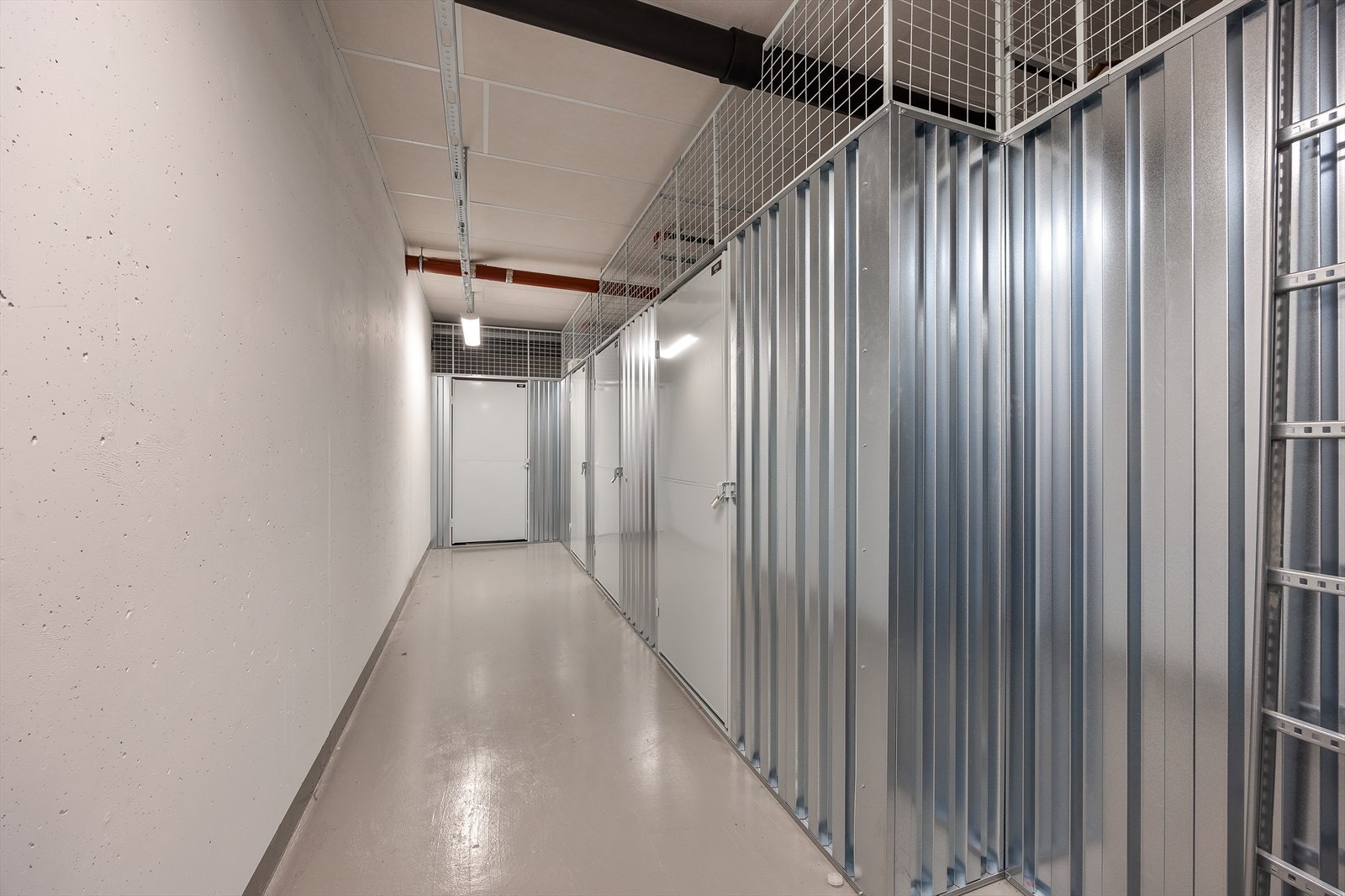 Leiligheten disponerer en egen bod i fellesanlegget, i tillegg til felles sykkelparkering og verksted. Galleribilde