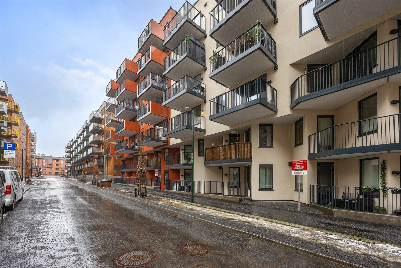 Kollektivtilbudet er meget godt, med bussholdeplass kun ett minutt unna med hyppige avganger. Galleribilde