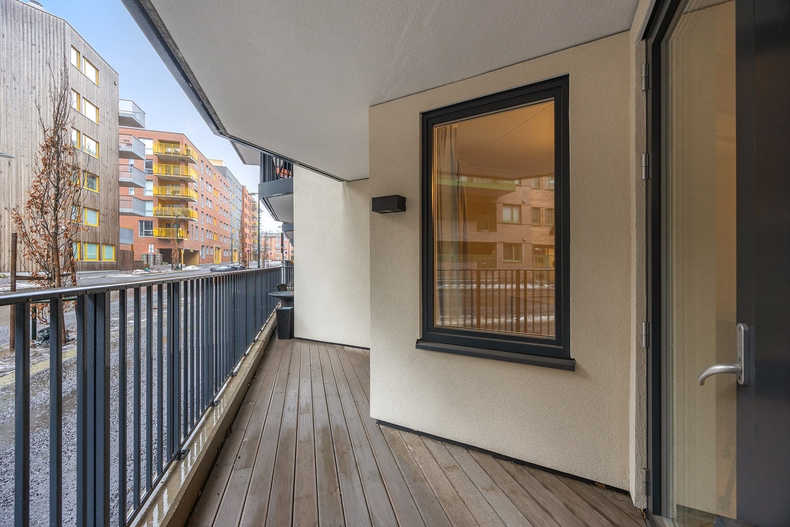 Fra stuen er det utgang til en markterrasse med god plass til utemøbler. Galleribilde