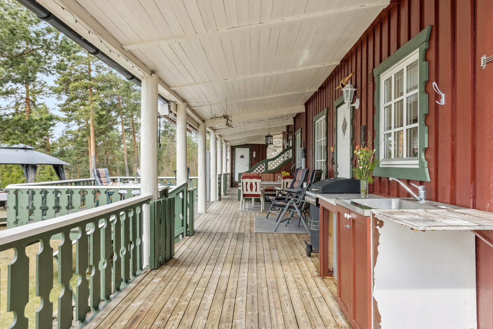 Hytta har godt med overbygg på terrassen langs hele vestsiden av hytta. Galleribilde