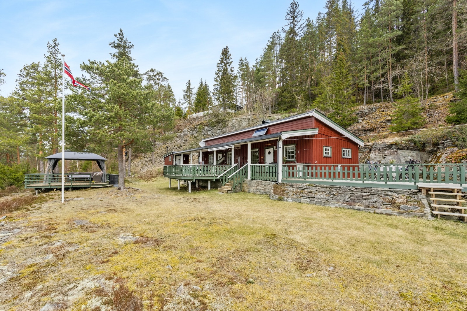 Tomten er flat og ligger på en fjellhylle som byr på flott utsikt og gode solforhold. Galleribilde