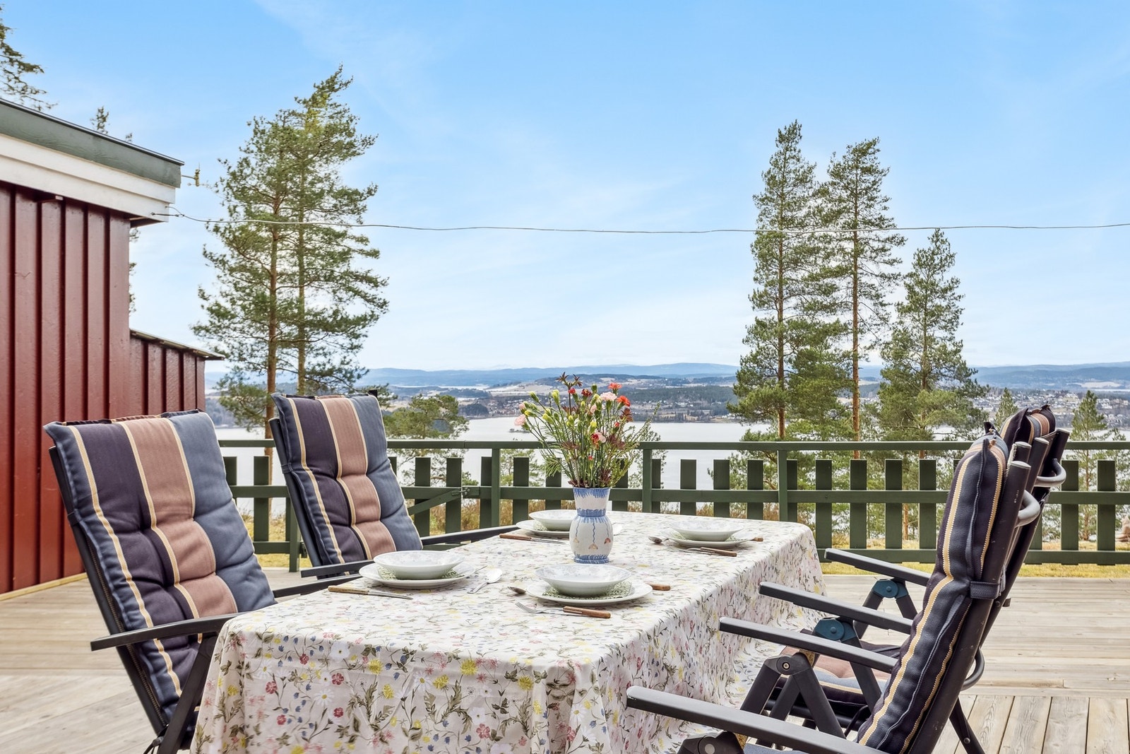 Mellom hytta og uteboden så finner du en fin og lun terrasse som har god plass til langbord. Galleribilde