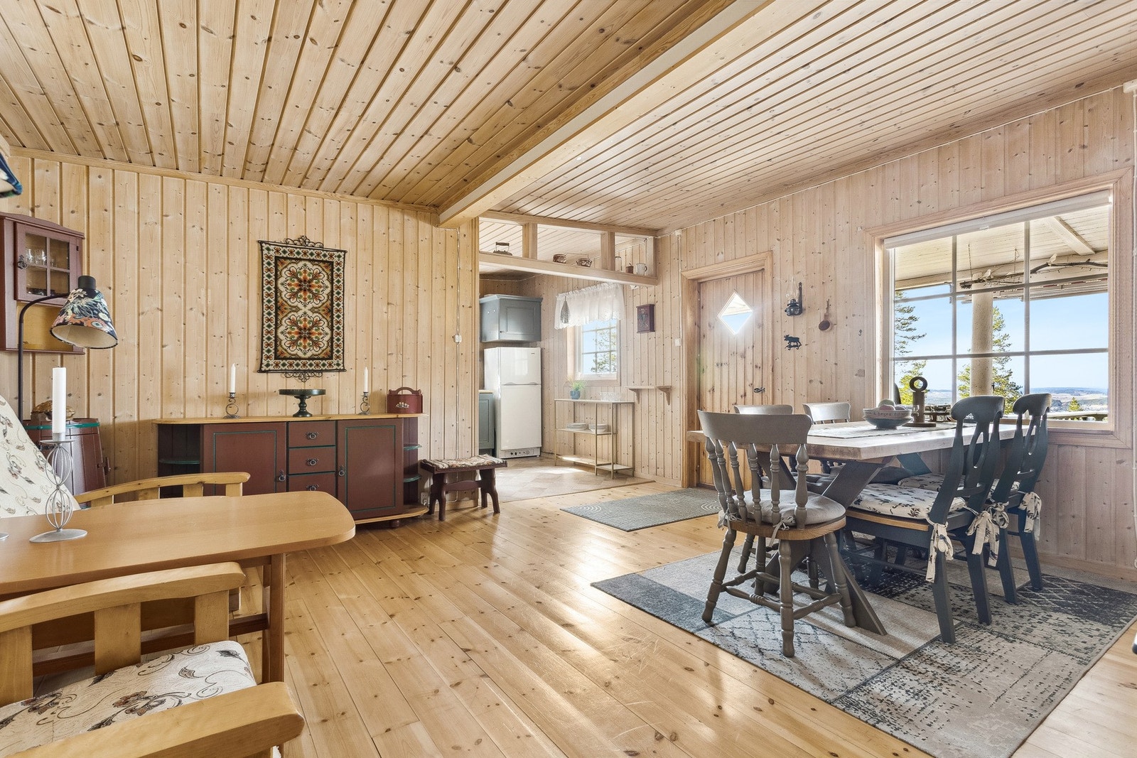 Spisestuen er byr på klassisk furupanel og har god plass til å innrede med langbord! Galleribilde