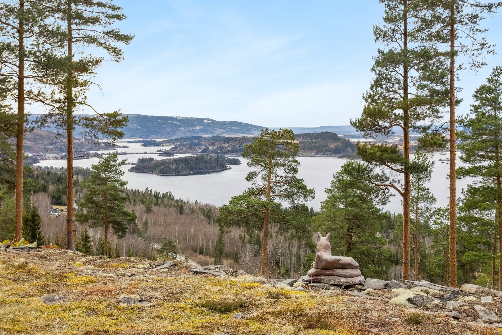 Flott panoramautsikt over fjorden, landskapet og vidstrakt ut mot horisonten! Galleribilde