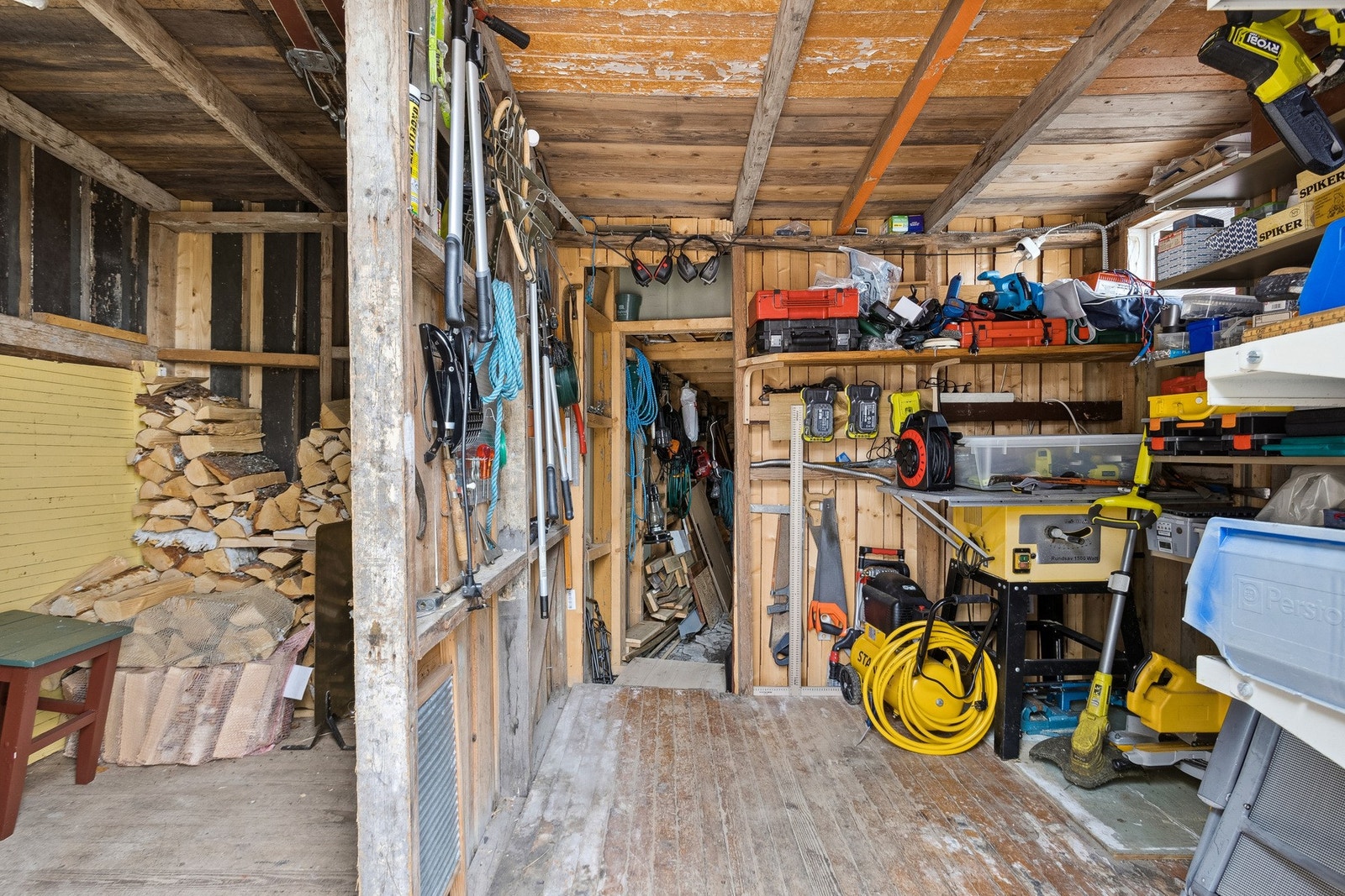 Inni boden er det god plass for vedlagring og snekkerverksted. Galleribilde