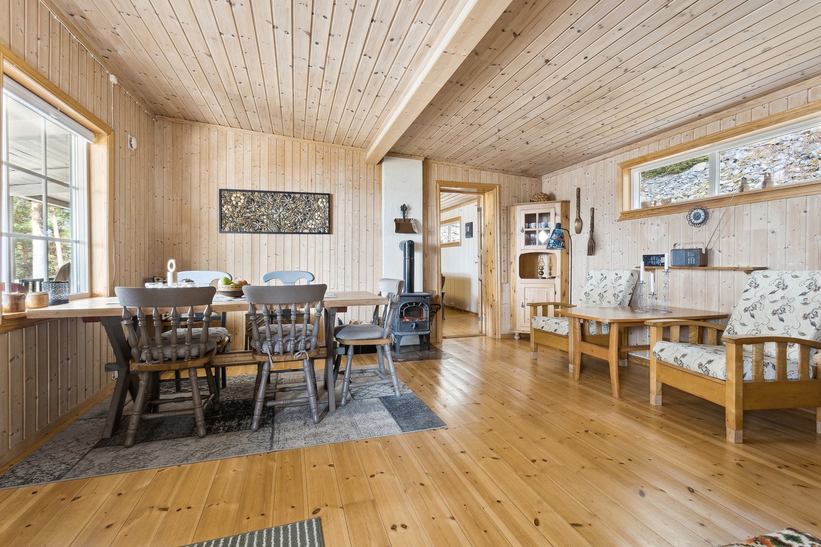 Vedovn like ved spisebordet. Galleribilde
