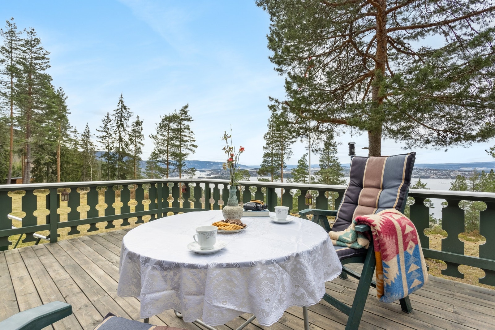 Her er den utvidet terrassen ved overbygget som er en fin uteplass. Galleribilde