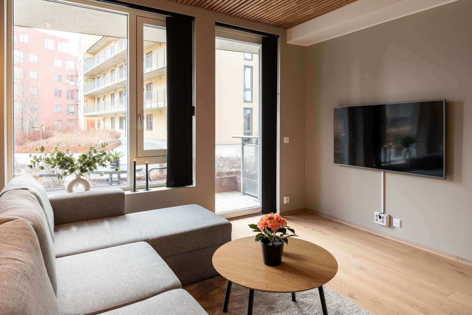 Den åpne stue- og kjøkkenløsningen strekker seg over 15m². Her får du alt av moderne kvaliteter som vannbåren gulvvarme, balansert ventilasjon og heis i bygget. Galleribilde