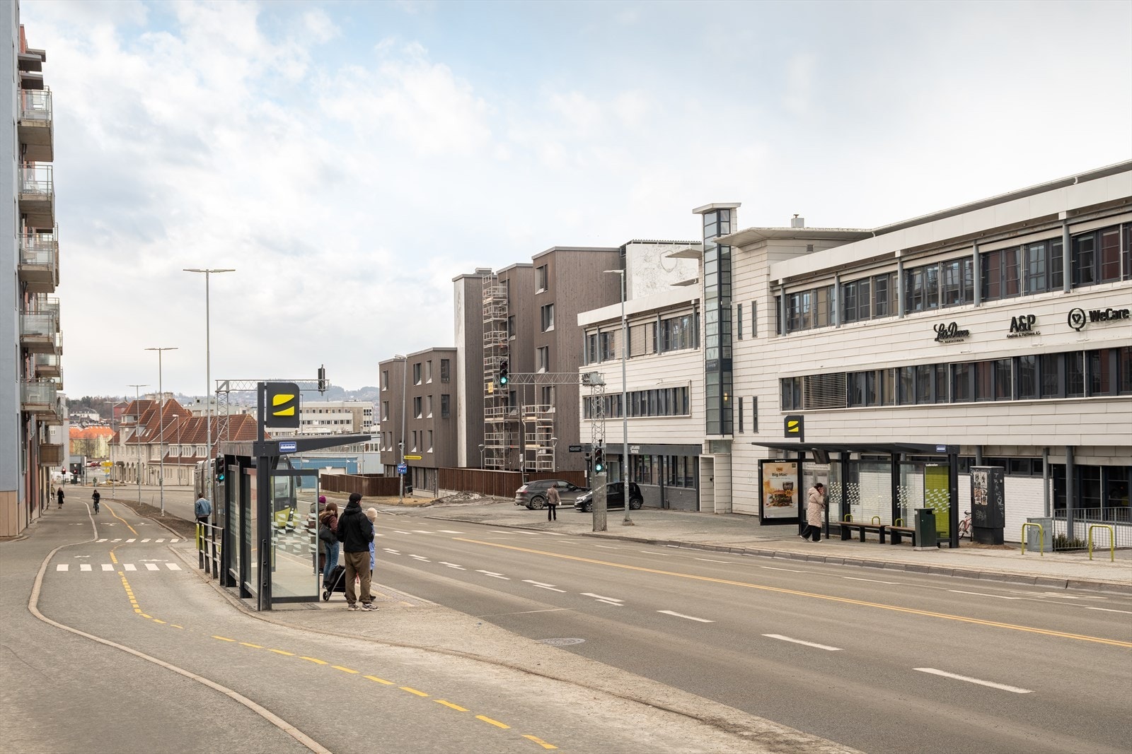 Busstoppet i Ladeveien ligger like ved leiligheten. Her går det hyppige bussavganger til både Solsiden, Midtbyen, Studentersamfundet mm. Galleribilde