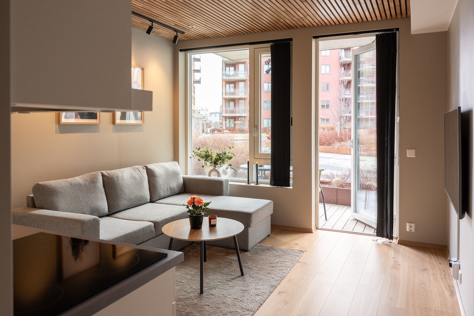 Leiligheten består av åpen stue- og kjøkkenløsning, markterrasse, bad og entré. Det medfølger også bod i kjeller for ekstra med lagringsplass. Galleribilde