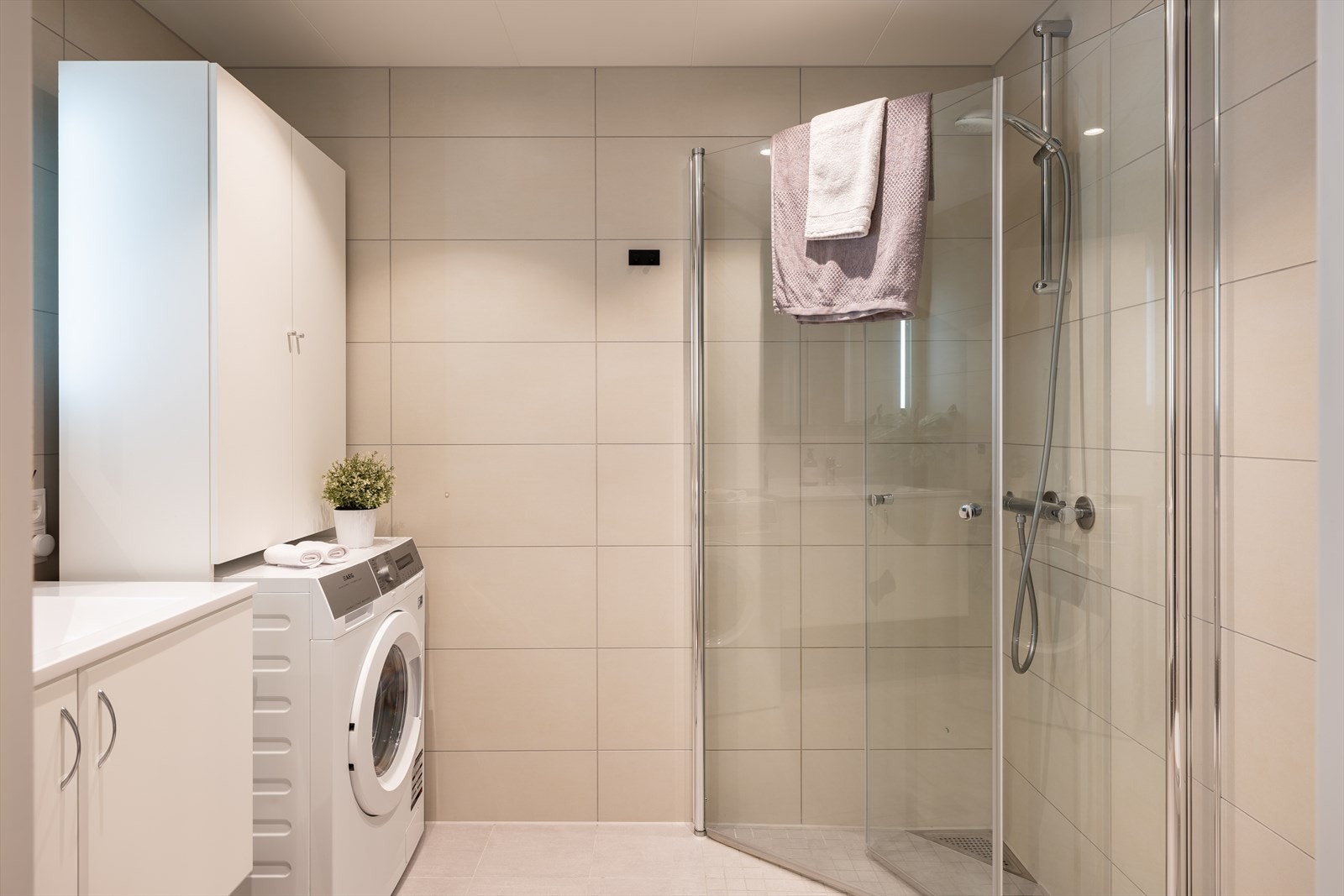 Pent og flislagt bad på 4m², med behagelig gulvvarme. Galleribilde