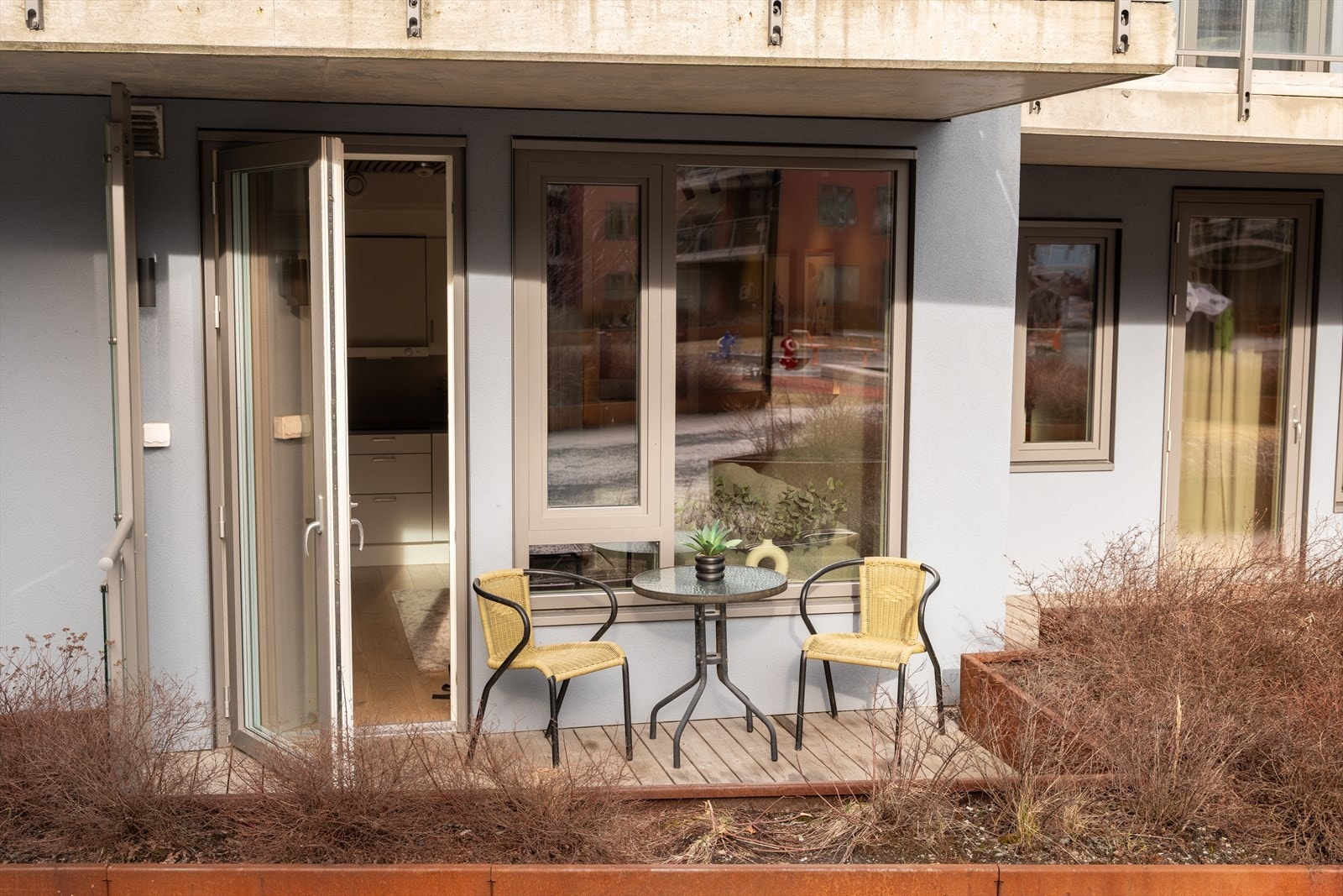 Terrassen måler 5m² og er enkel å møblere. Galleribilde