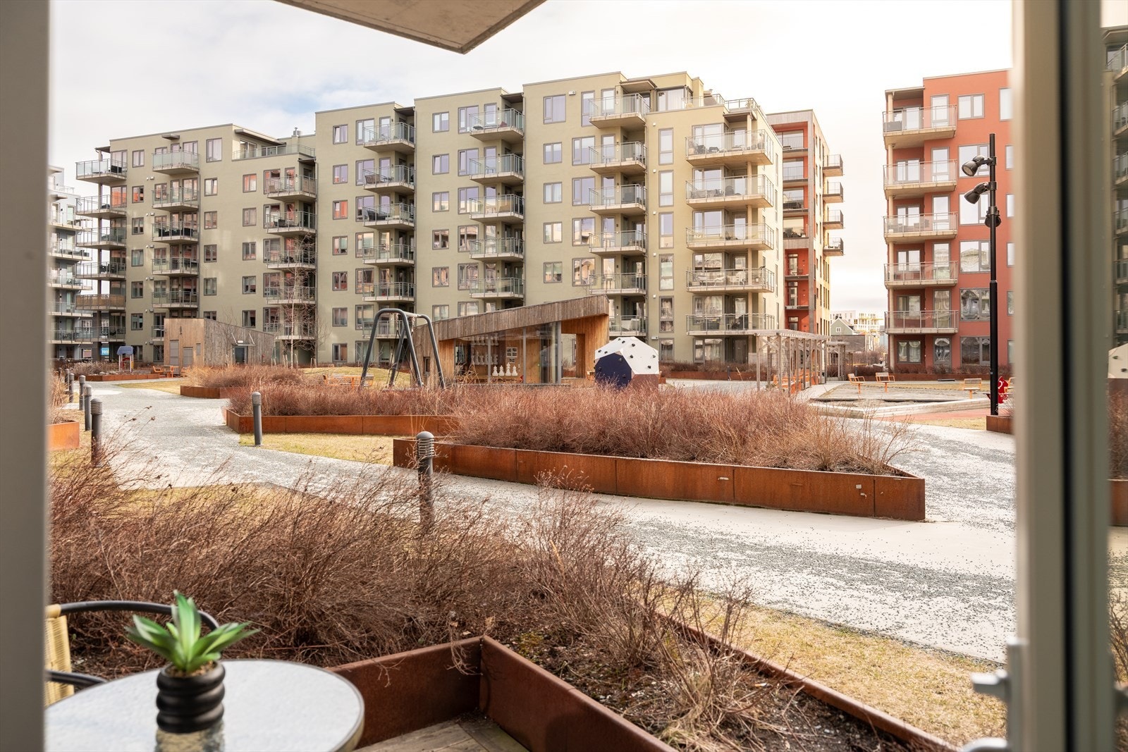 Beliggende på Lilleby bor man med nærhet til alt man kan tenke seg av servicefasiliteter. Det er gangavstand til både Solsiden, City Lade, Ladestien mm. Galleribilde
