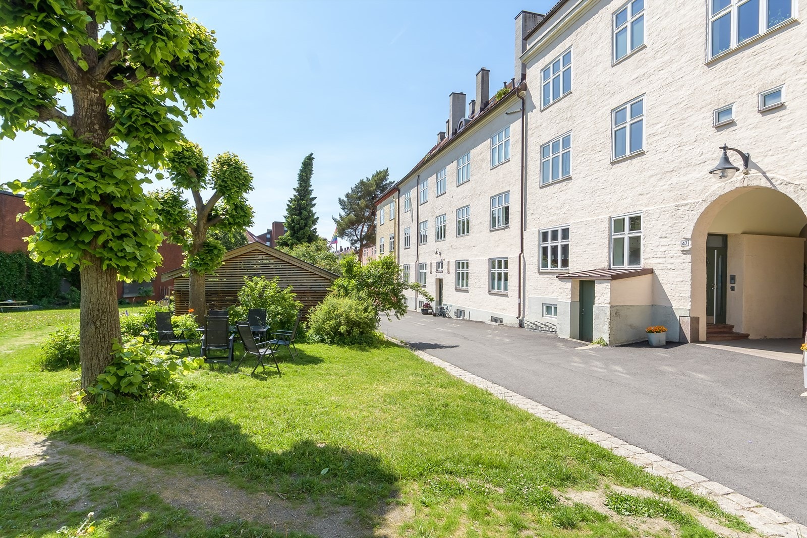 Beliggenheten er svært barnevennlig med felles og hyggelig gårdsrom, mange lekekamerater, skoler og barnehager i nærheten Galleribilde