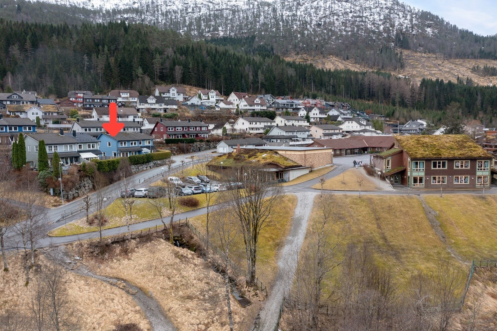 Flatene skule er nærmeste nabo Galleribilde