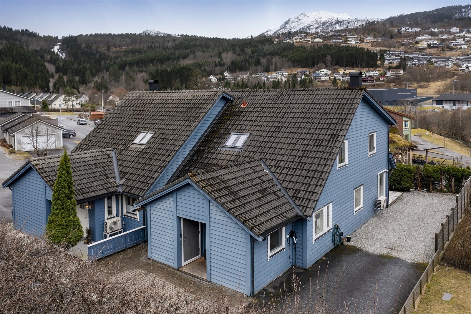 Eiendommen ligger i et familievennlig og etablert boligområde like ved Flatene skule. Galleribilde