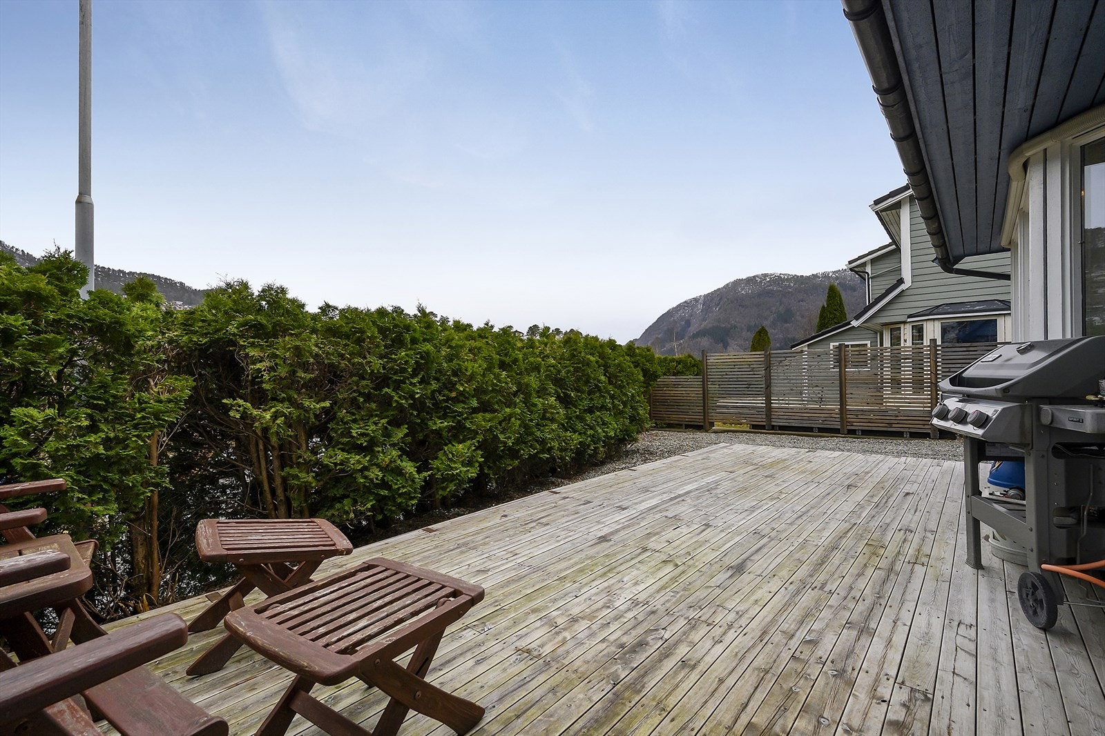 Fra stuen er det utgang til skjermet, vestvendt markterrasse. Galleribilde