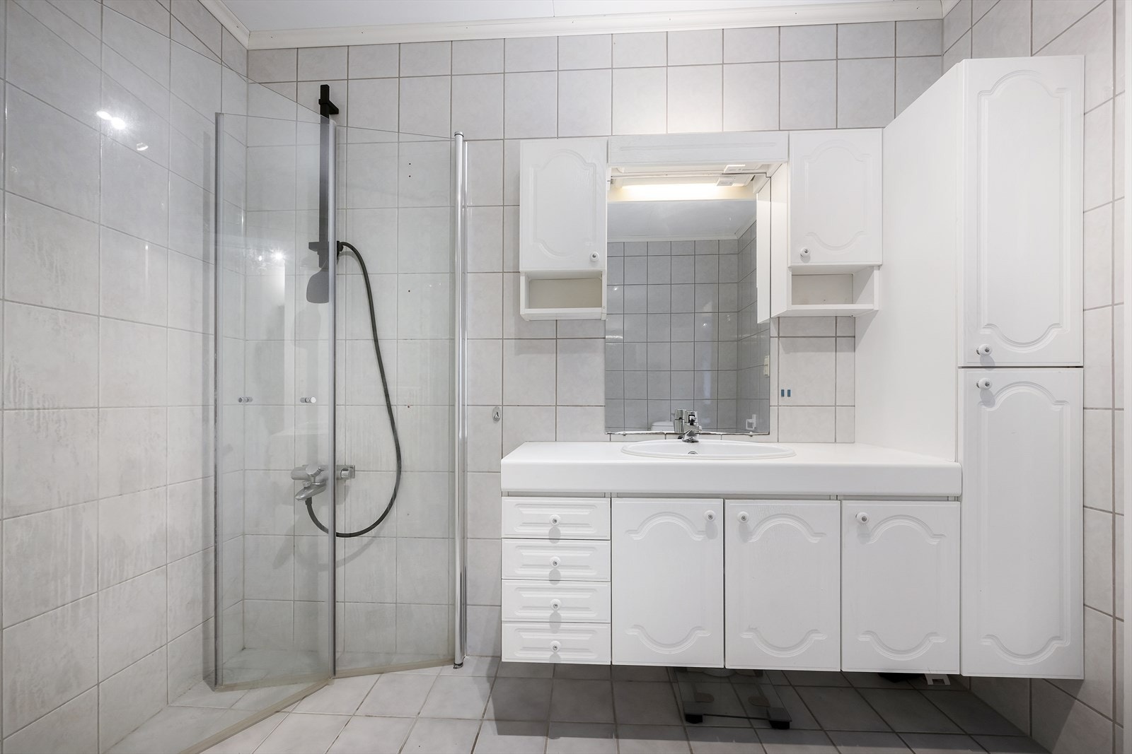 Det er to bad i boligen. Dette badet ligger i 1. etasje. Galleribilde