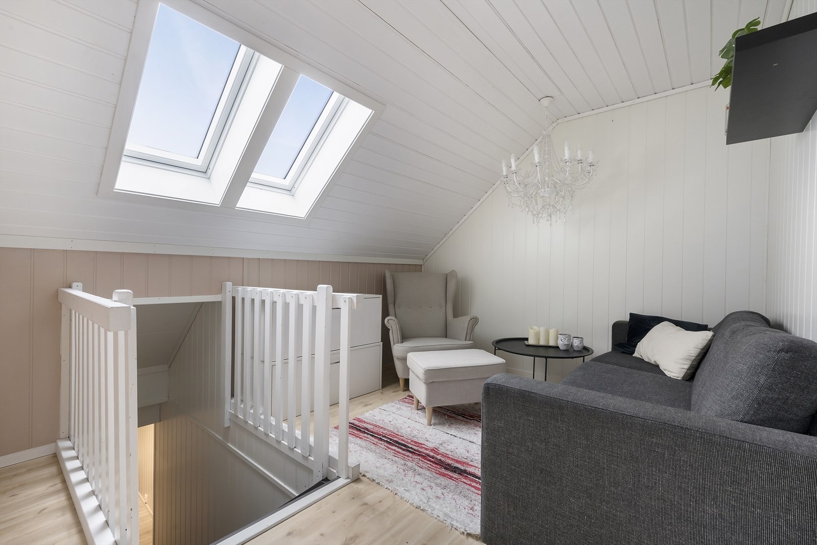 2. etasje består av tre soverom, bad, bod og loftstue. Galleribilde