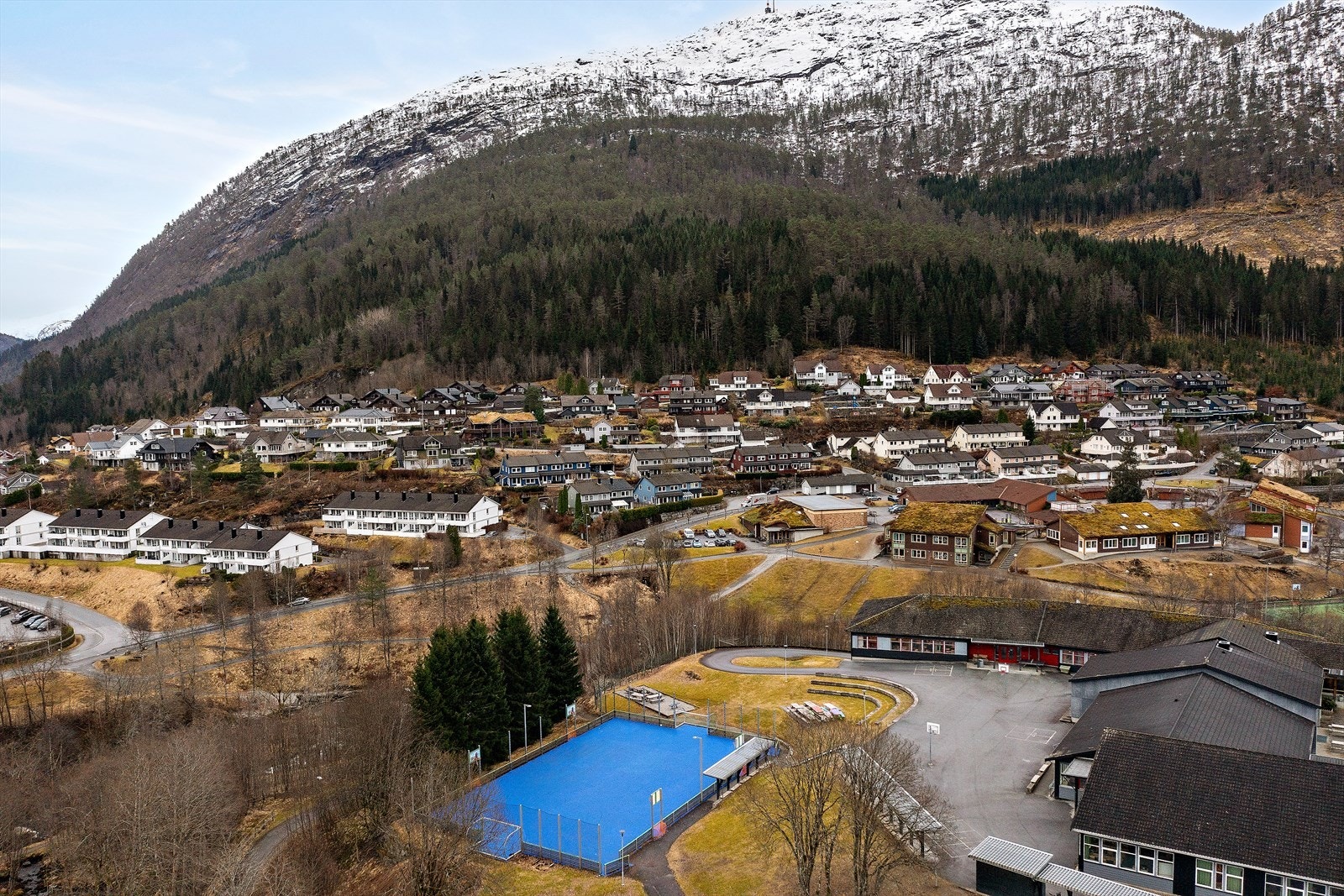 Halbrend skule ligger også like i nærheten. Galleribilde