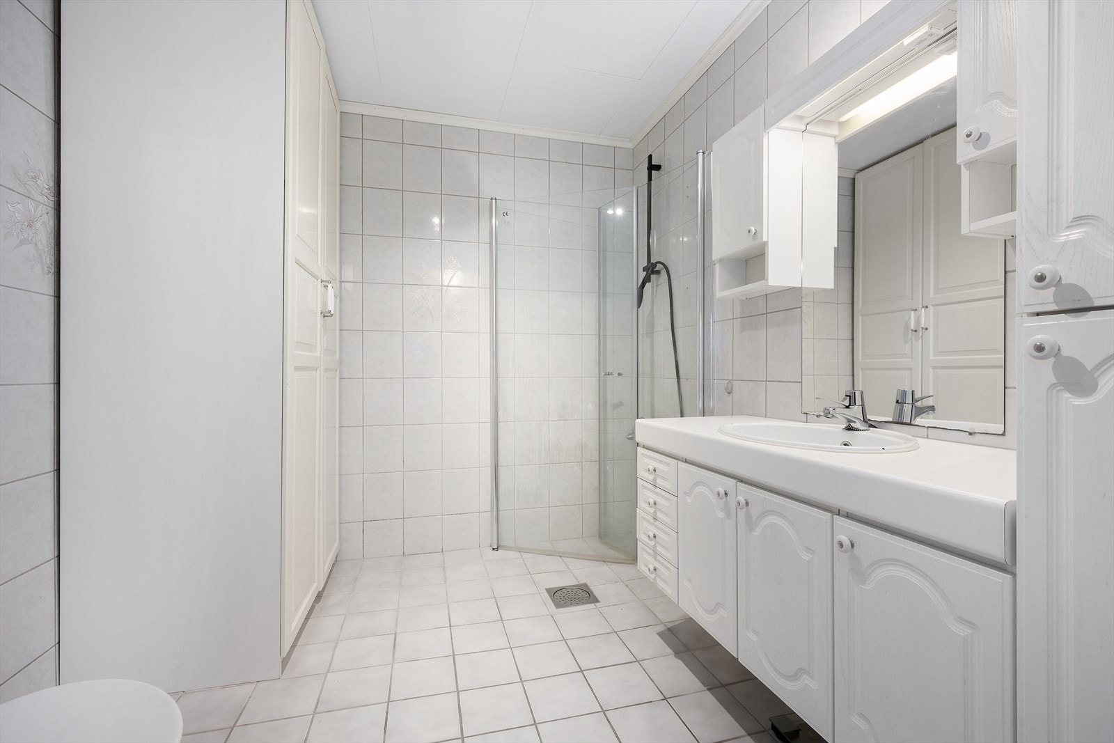 Badet har et stort praktisk garderobeskap som gir god plass til oppbevaring. Galleribilde