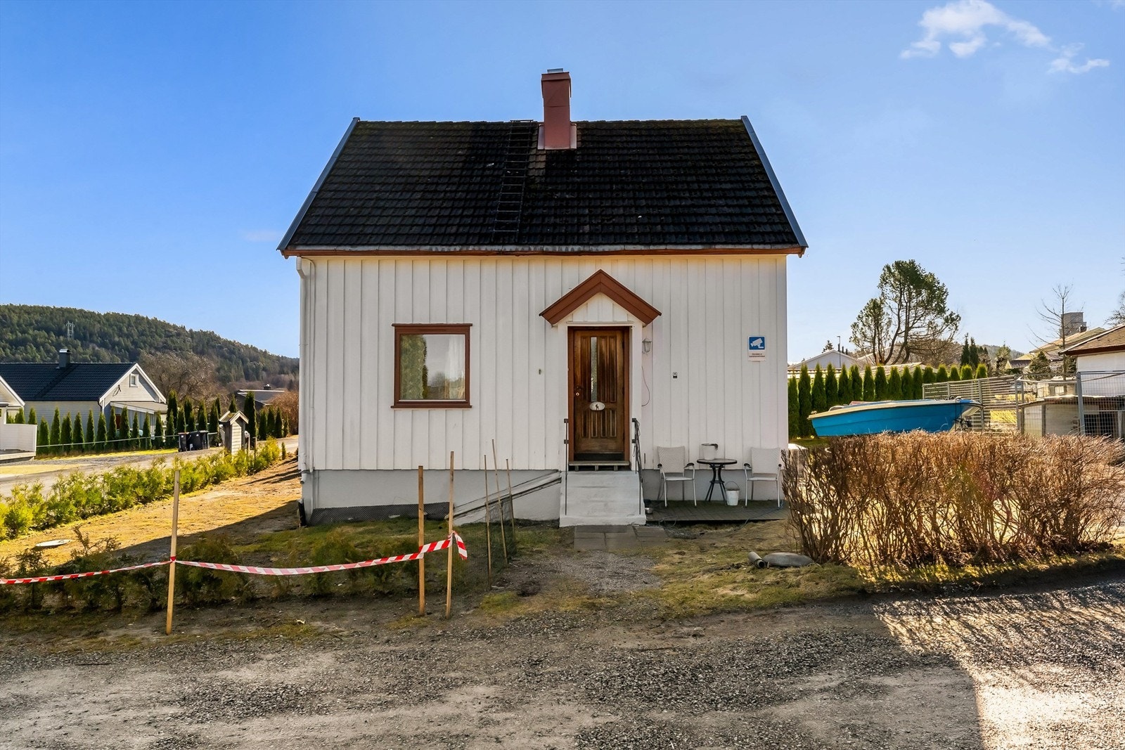 Overbygget inngangsparti og kjellerlem med adkomst til kjelleren. Galleribilde