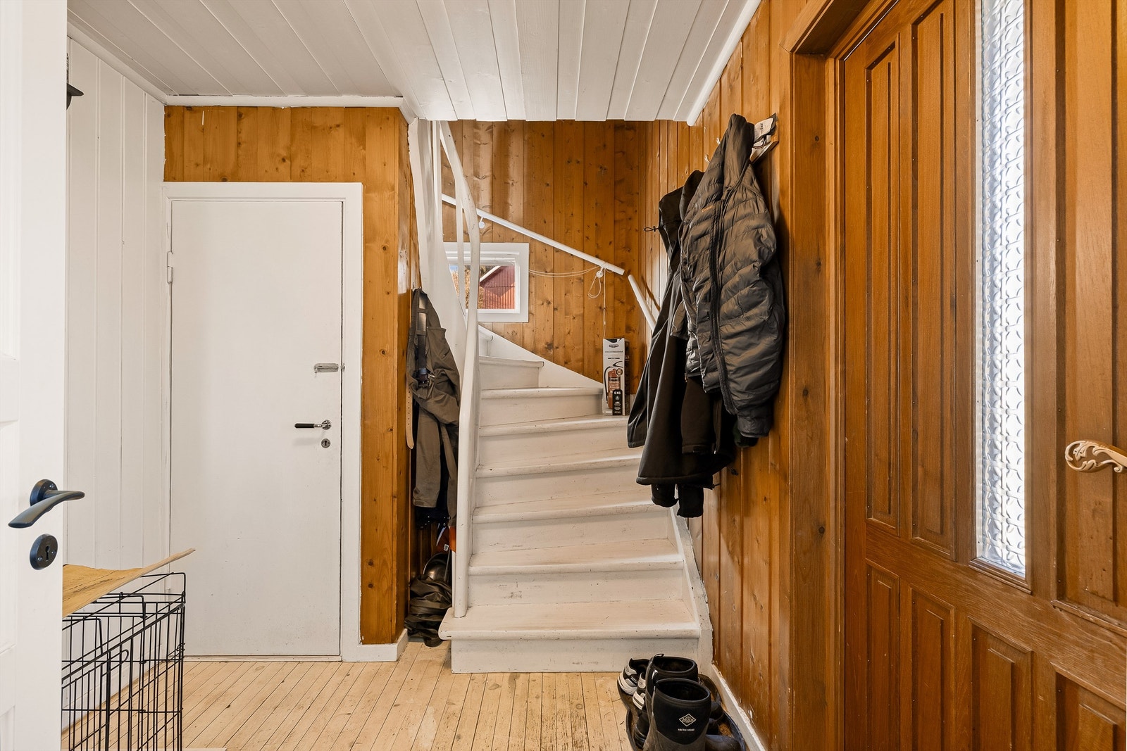 Fra gangen fører en svingtrapp opp til andre etasje. Dører fører ned til kjelleren. Galleribilde