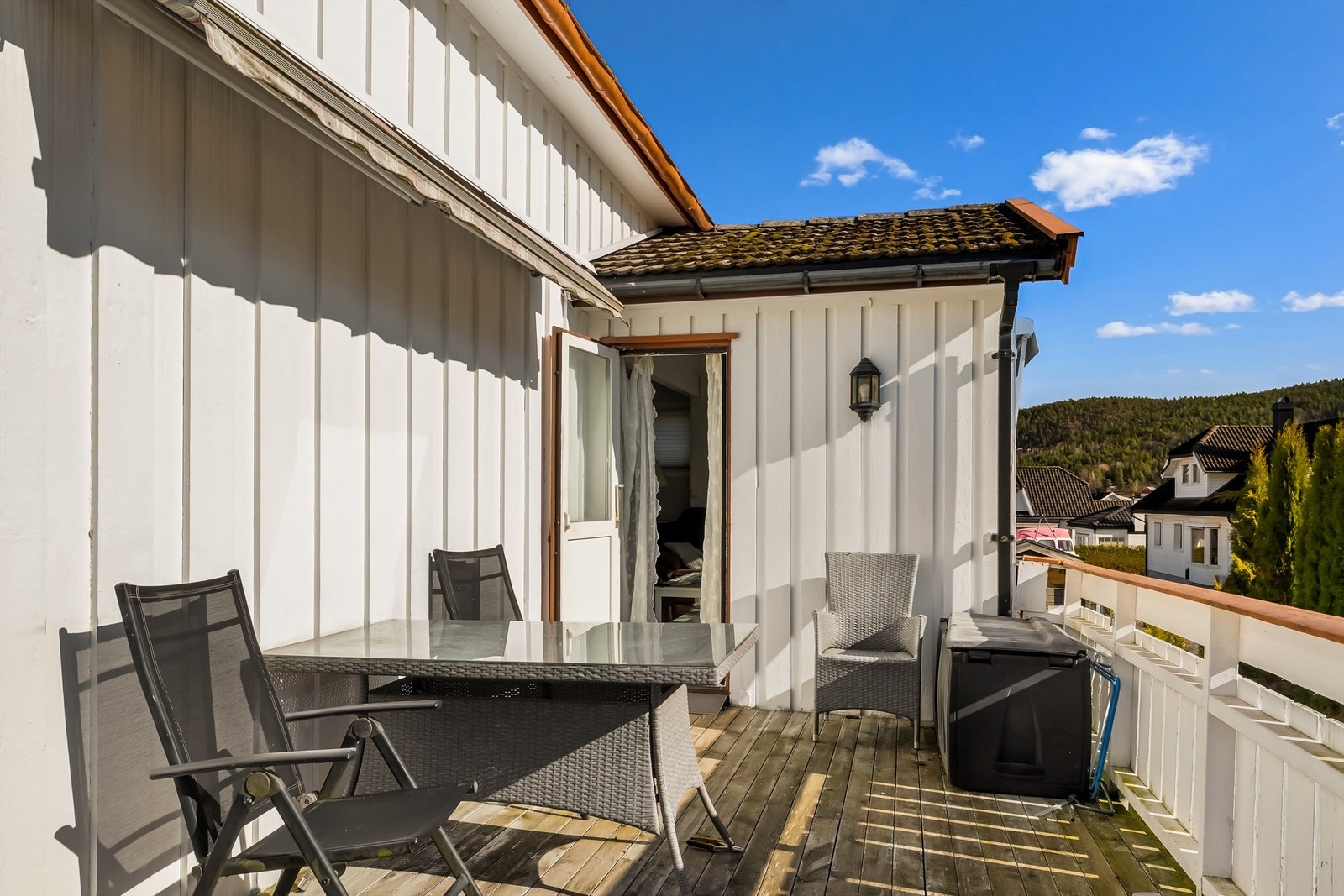 Usjenert og solrik terrasse. Galleribilde