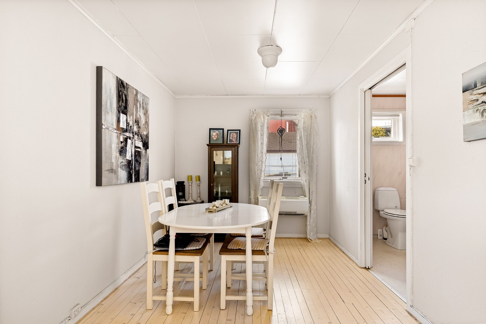 Spisestue, her er det montert varmepumpe. Galleribilde