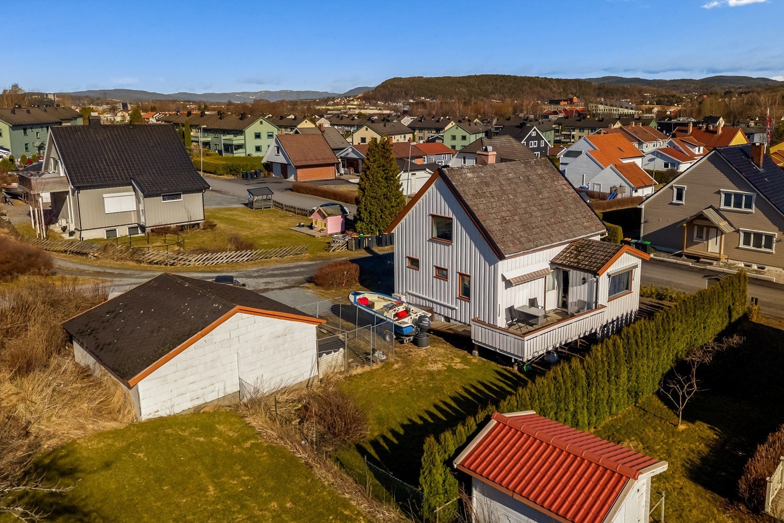 Boligen ligger fint til i stille og rolig barnevennlig område i vei uten gjennomgangstrafikk. Galleribilde