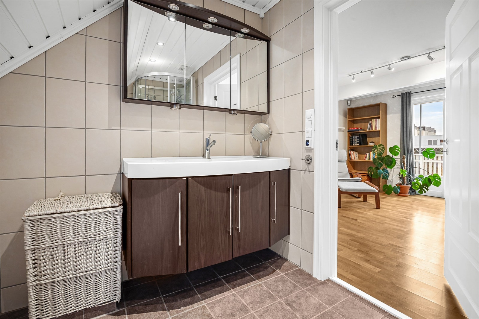 Flislagt baderom med gulvvarme i 2. etasje fra byggeår. Badet ble oppgradert med overflater, innredning og inventar i 2008 (iflg. selger). Galleribilde