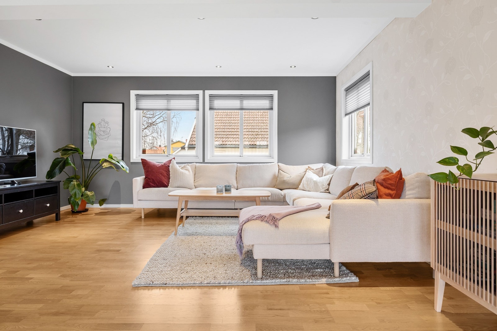 Lys og åpen stue med plass til ulike sittegrupper Galleribilde