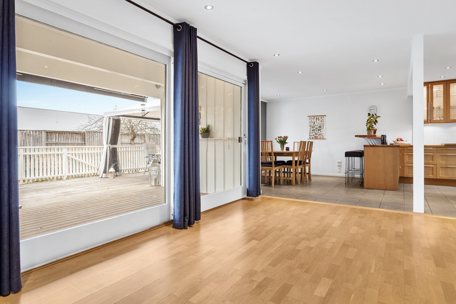 Utgang fra stue til vestvendt terrasse på ca. 37 kvm Galleribilde