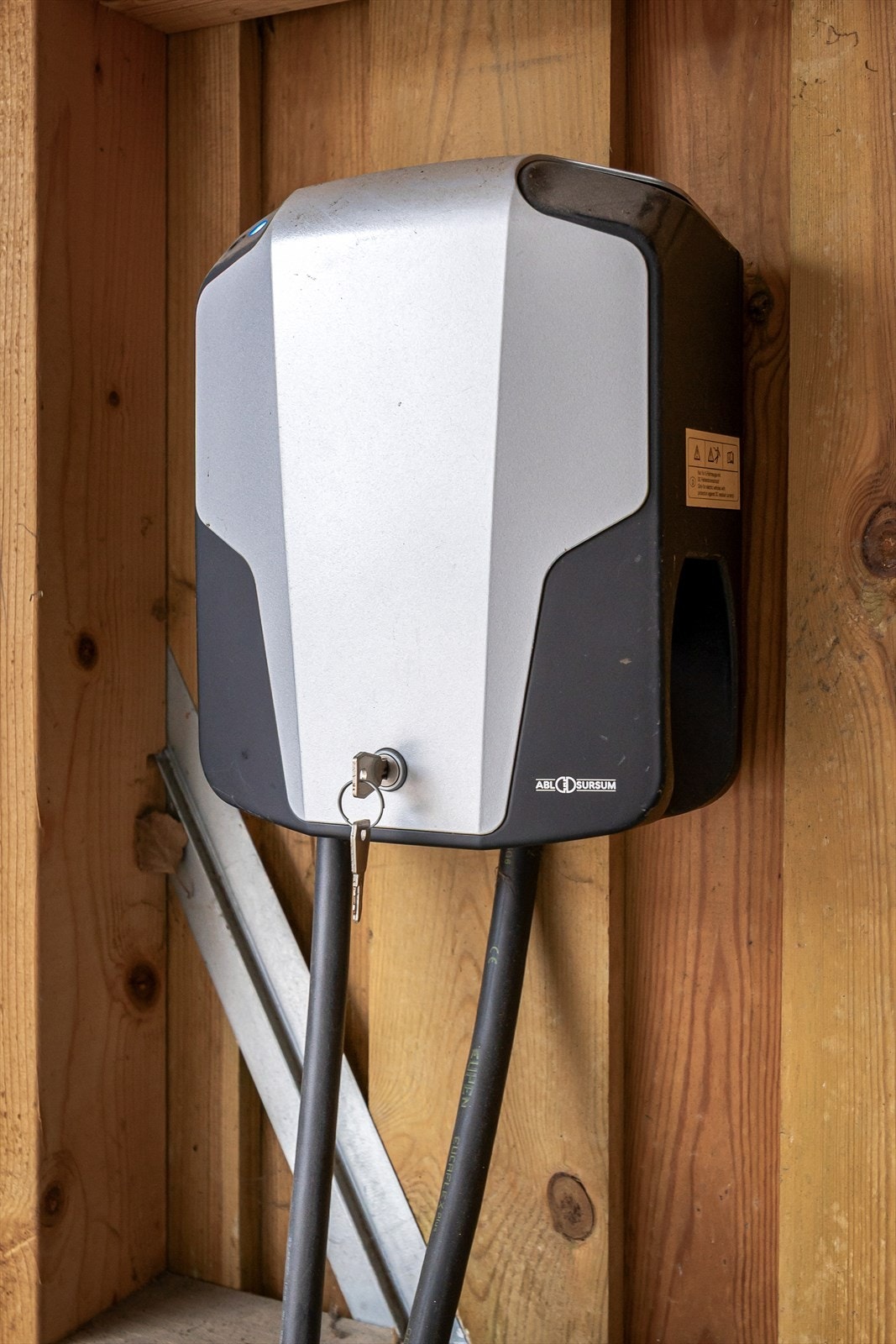 El-billader i garasje Galleribilde