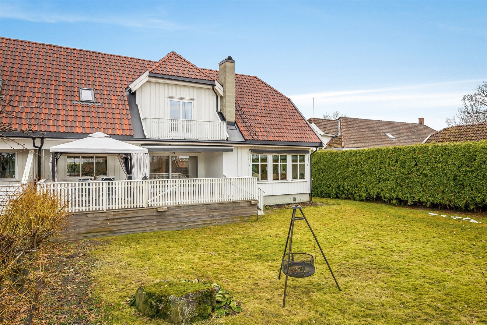 Barnevennlig hage med god plass til lek Galleribilde