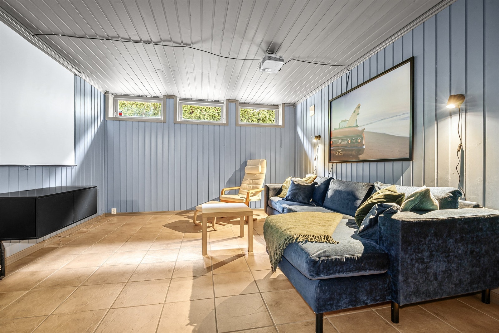 I kjelleren er det en praktisk kjellerstue med plass til sofagruppe. Gulvvarme og ildsted for oppvarming. Galleribilde