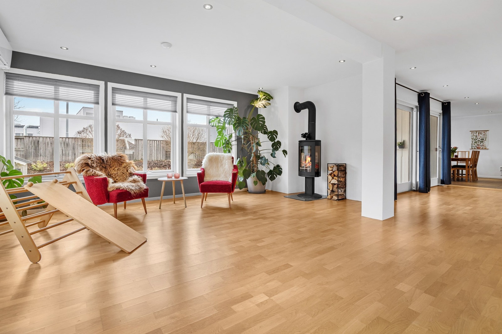 Godt med vindusflater i rommet som gir godt med lysinnslipp Galleribilde