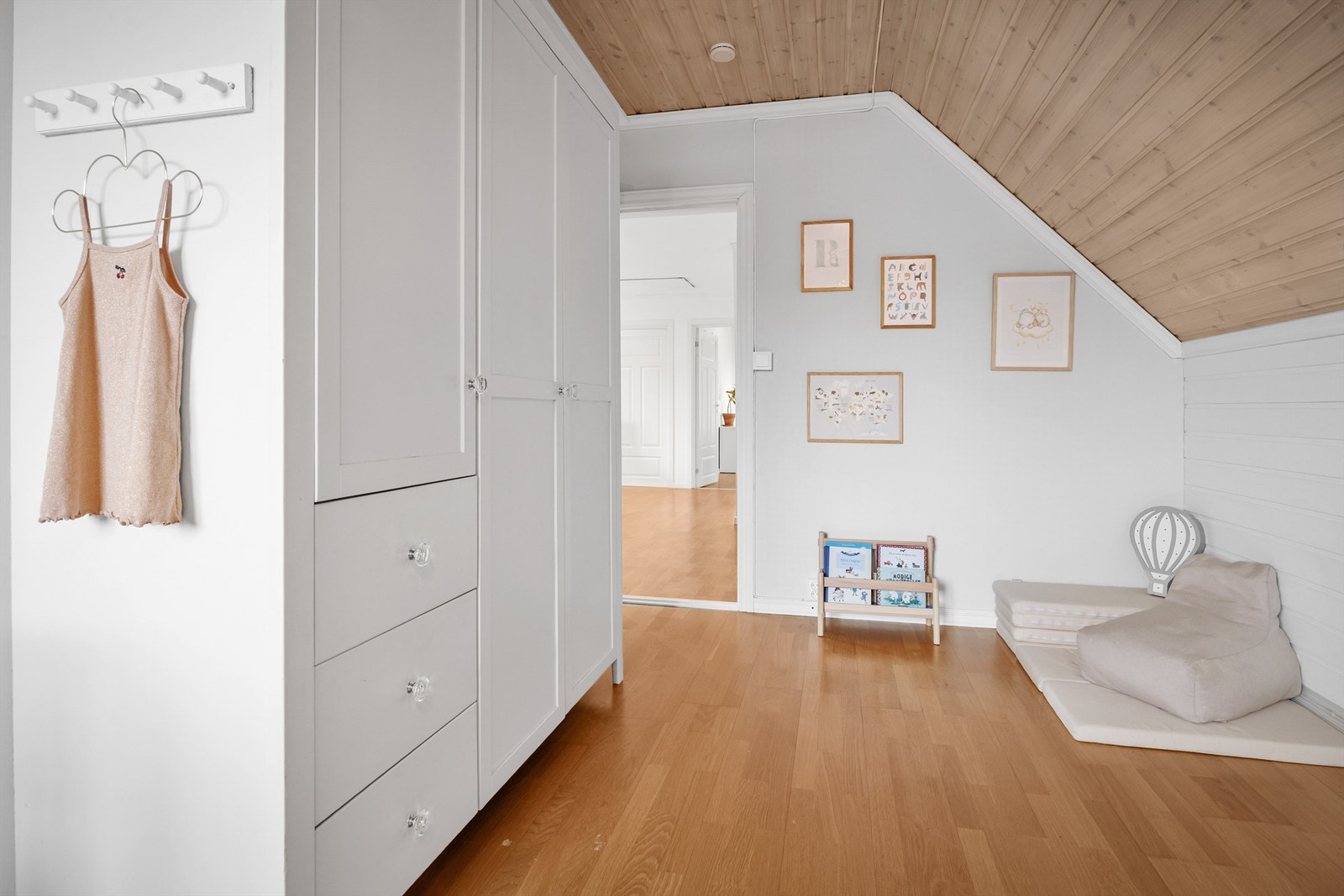 Soverom 2 med garderobeskap Galleribilde