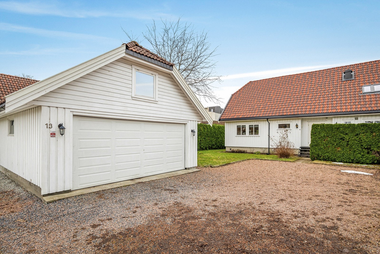 Parkering i dobbelgarasje på 43 kvm og i gårdsplass Galleribilde