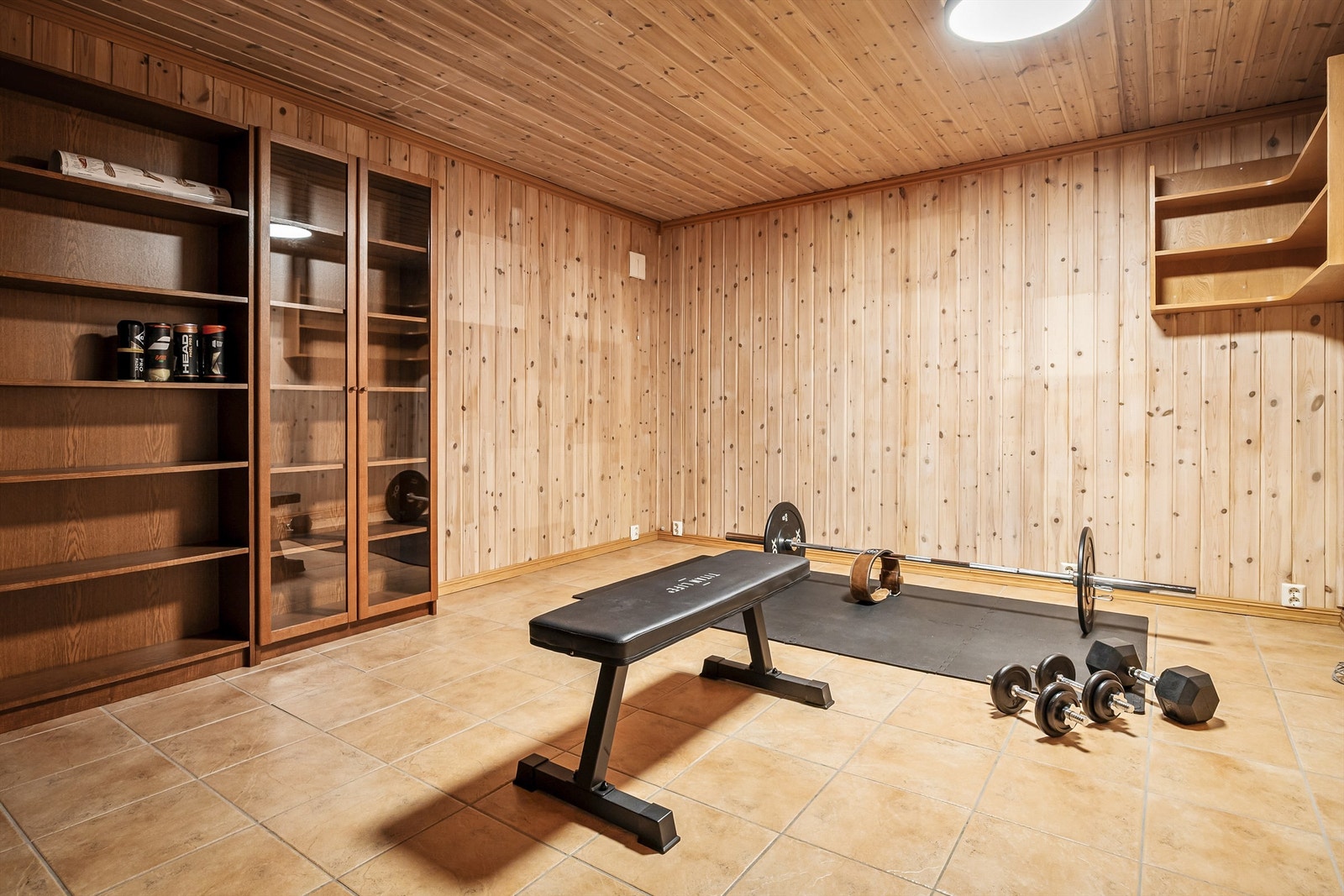 Rom med gulvvarme som i dag benyttes som treningsrom - Rommet er ikke godkjent for varig opphold Galleribilde