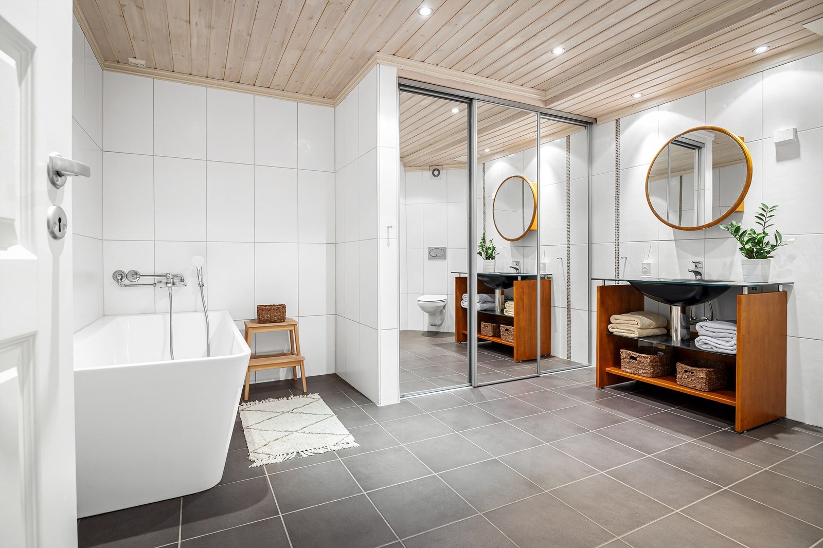 Flislagt baderom med gulvvarme i kjelleren Galleribilde