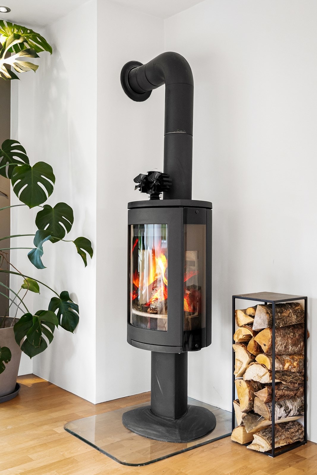 Varmepumpe fra Mitsubishi (2021) og ildsted plassert i stue for oppvarming Galleribilde