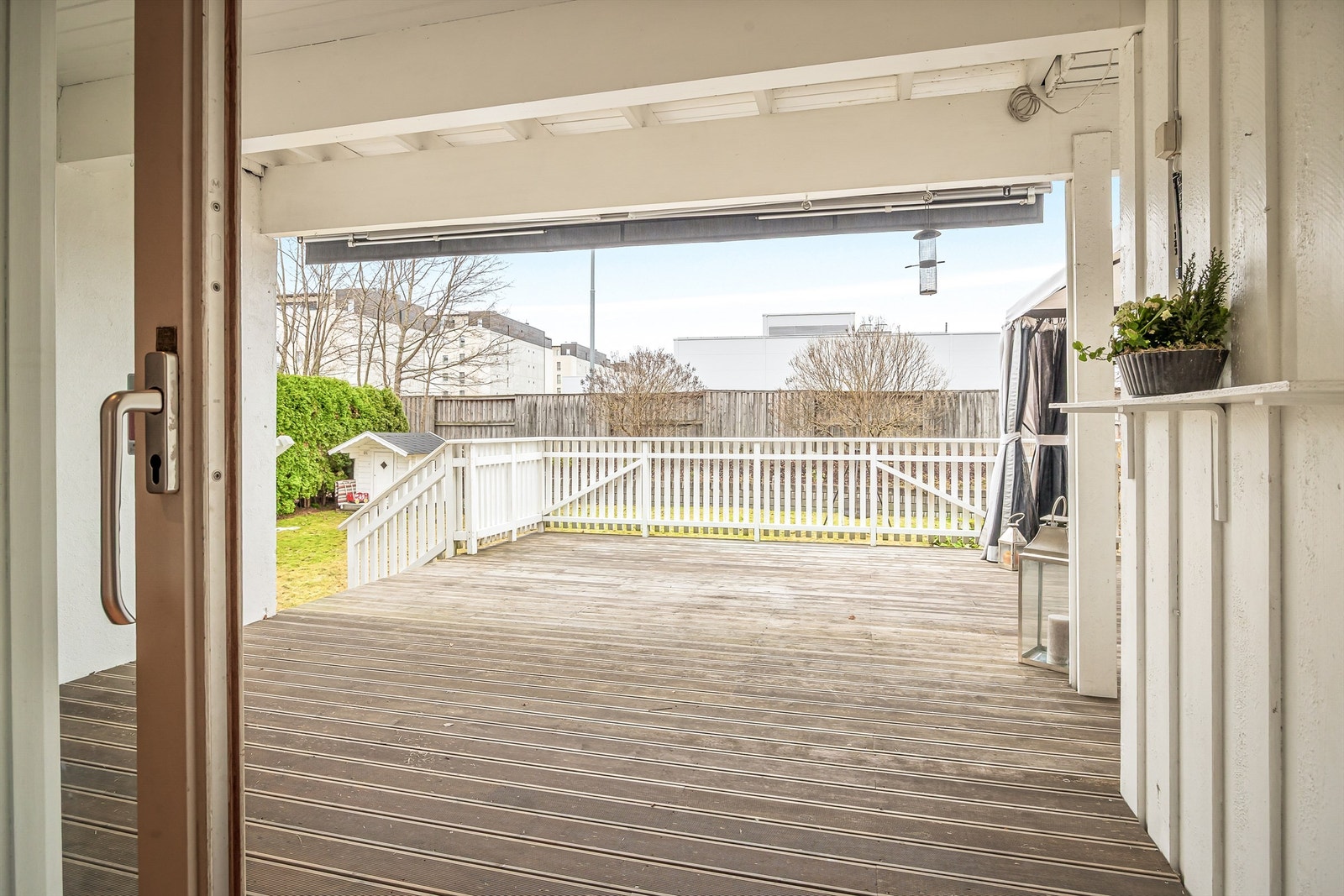 Vestvendt terrasse på ca. 37 kvm med god plass til ulike sittegrupper Galleribilde