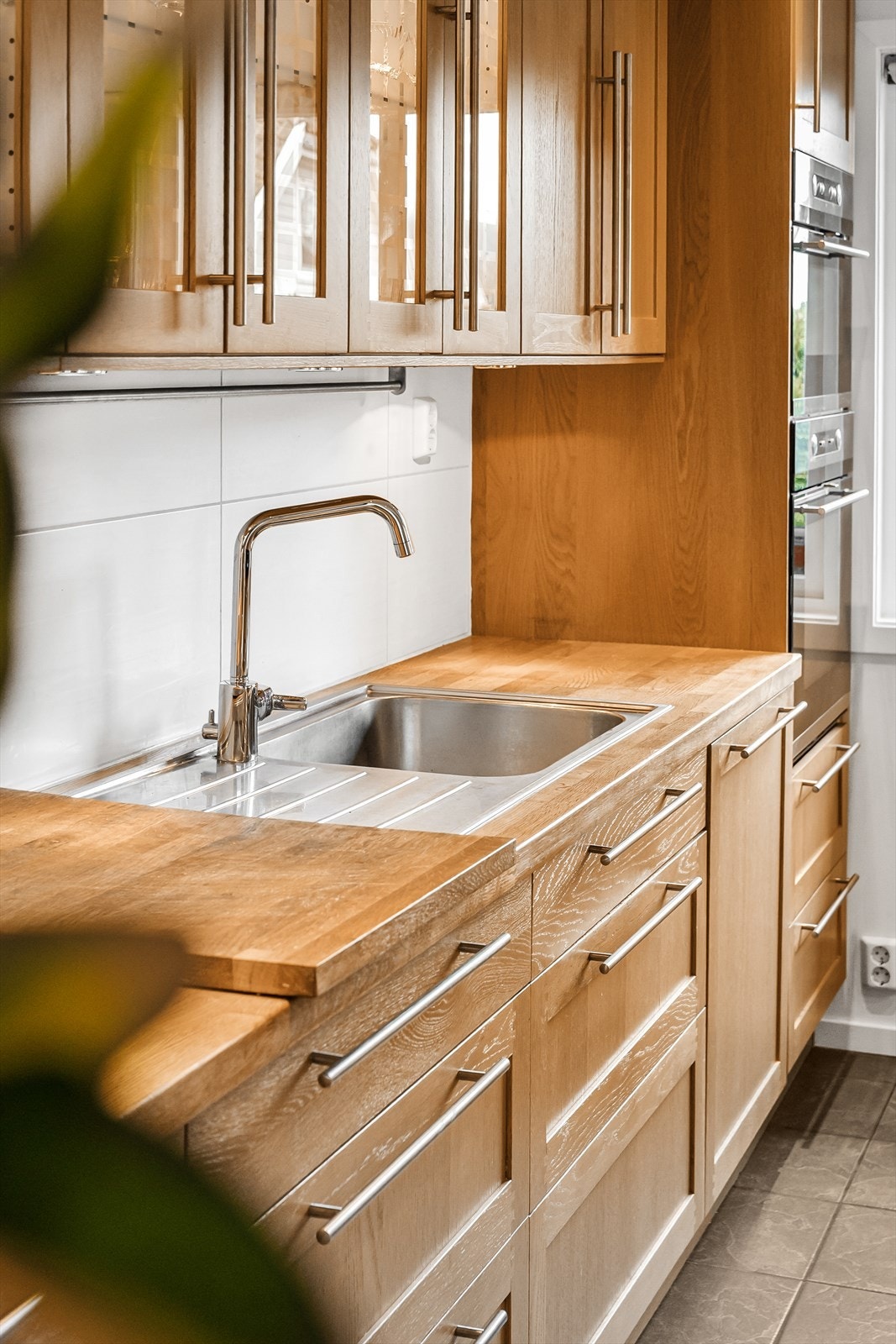 Kjøkkenet er utstyrt med integrert stekeovn, mikroovn og oppvaskmaskin. Nedfelt platetopp og enkelt gassbluss. Opplegg for frittstående kjøleskap. Galleribilde